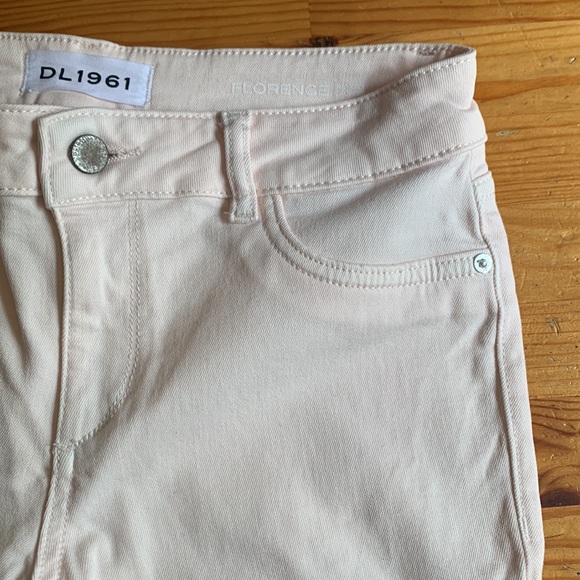 Pale pink frayed cropped jeans - Picture 6 of 9